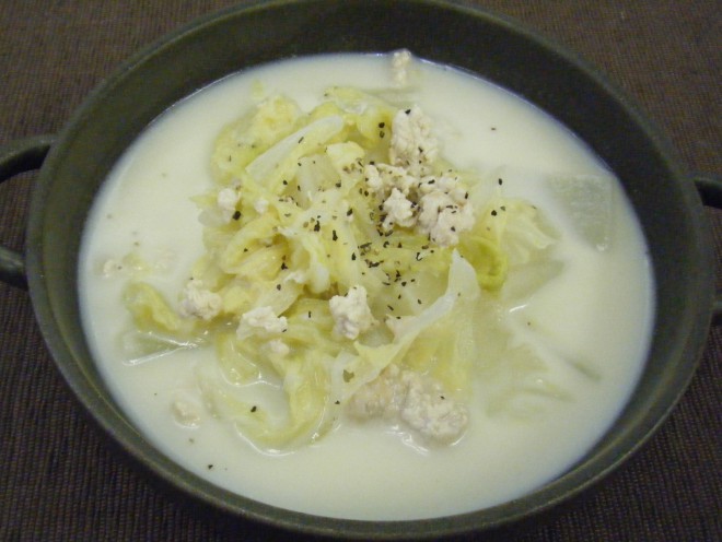 白菜とひき肉の豆乳スープ