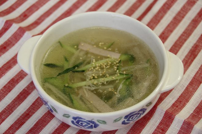 きゅうりとえのきのスープ 食まちうおぬま