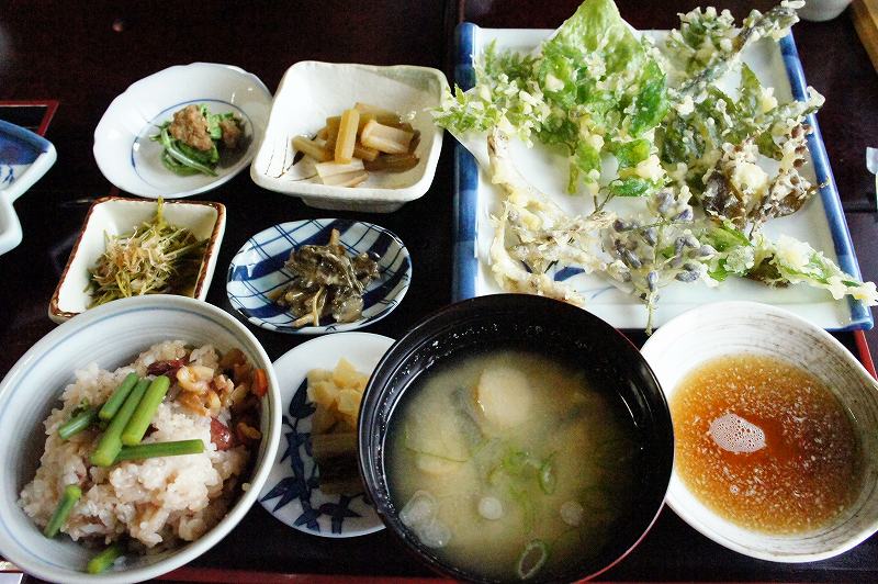 いろりじねん　季節　摘み草と山菜のてんぷら定食（ご飯）