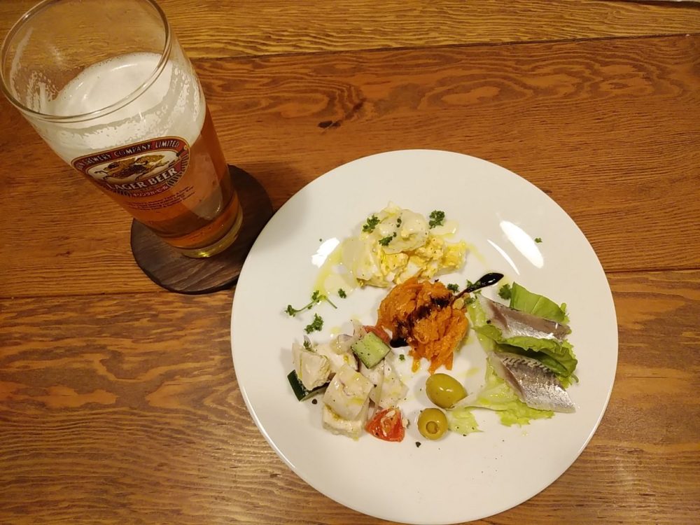 スペイン・バル　タパス盛り合わせとビール